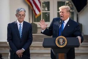ترامب يلوّح بعزل وزير الخزانة بسبب أسعار الفائدة المرتفعة
