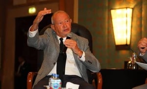 نجيب ساويرس يتوقع ارتفاع أسعار الذهب إلى 6000 دولار بحلول نهاية 2026