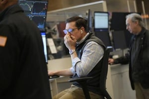 ملخص الأسواق اليوم الاثنين 28/4: الأسواق العالمية تحت الضغط.. تراجع في الأسهم، تقلبات في العملات، وترقب في الذهب والنفط