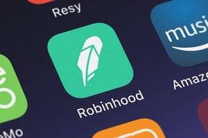 عملة HYPE تشتعل صعودًا… إدراجها في Robinhood واهتمام مؤسسي ضخم يدفعانها نحو اختراق سعري مرتقب