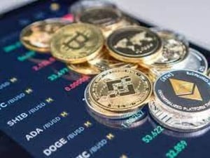 سقوط جماعي حاد في أسعار العملات الرقمية بقيادة "إيثريوم" و"دوجكوين"