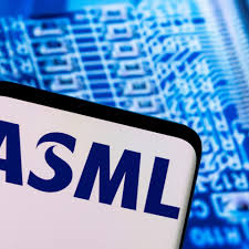 شركة ASML لتصنيع معدات إنتاج الرقائق تضاعف صافي الربح في الربع الأول