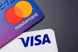 فيزا وماستركارد ترفعان رسوم بطاقات الائتمان الخاصة بهما