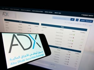 سوق أبوظبي يتراجع و"دبي المالي" يرتفع مدعومًا بقطاع العقارات