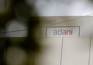 "أداني" الهندية تواصل الانهيار.. قيمتها السوقية تهبط لأقل من 100 مليار دولار