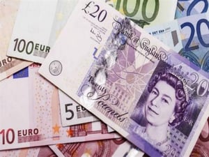 انخفاض الجنية الإسترليني مقابل اليورو مع توقعات بحفض الفائدة الأوروبية