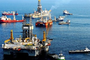 الولايات المتحدة تعلن عن هجوم طائرات الحوثيين على شاحنات من النفط داخل البحر الأحمر