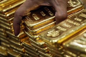 الذهب يهبط لأدنى مستوىاته في شهر والنحاس يستقر قبل مؤشر أسعار المستهلكين في الولايات المتحدة