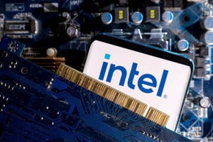 سهم "إنتل" يقفز بأكثر من 6% عقب إعلانها خطة لإعادة هيكلة الأعمال