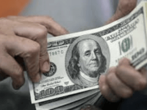 الدولار يرتفع قليلاً متخلياً عن مكاسبة التي حققها خلال الأسبوع الماضي