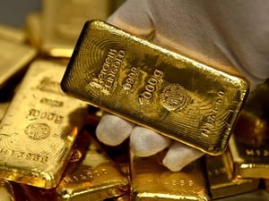 الذهب يسجل ارتفاعاً تزامناً مع استقرار مؤشر الدولار الأمريكي