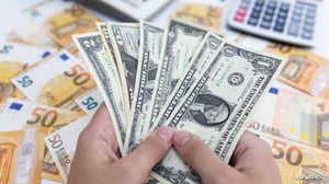 الدولار يرتفع بشكل هامشي خلال تعاملات اليوم.. واليورو يبقى مستقراً