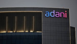 سهم "أداني انتربرايسز" يهبط بـ 14% بفعل استمرار الموجة البيعية