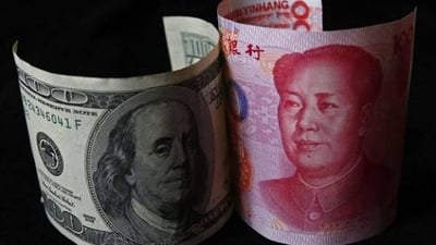 اليوان يلامس أعلى مستوى له في أكثر من شهر مقابل الدولار