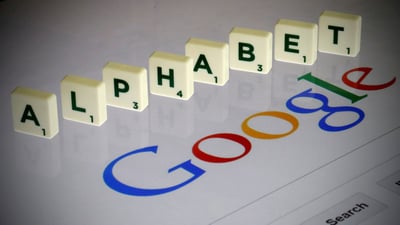 سباق القمة التكنولوجية: ألفابت تتفوق على آبل في القيمة السوقية بعد سنوات من التنافس