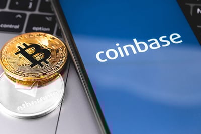 Coinbase تُفاجئ الأسواق: أرباح تنهار بنسبة 90% وتراجع حاد في التداولات رغم قفزة العملات المستقرة!