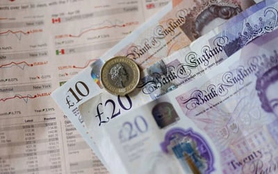 موازنة بريطانيا تهدّئ مخاوف المستثمرين وترفع الإسترليني وتخفض عوائد السندات