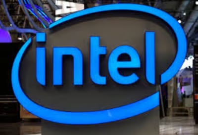 سهم إنتل يتراجع قبل الافتتاح رغم تفاؤل بتقاربها من صفقة محتملة مع آبل