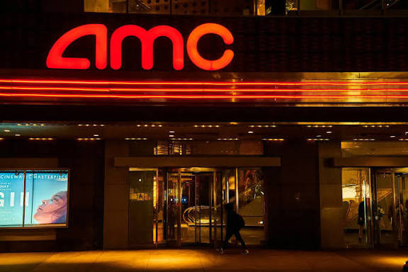 سهم AMC يسجل سادس أدنى مستوى قياسي على التوالي بعد إعلان تعديل ديون الشركة