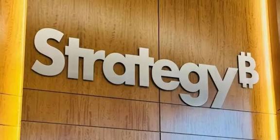 Strategy تفاجئ الأسواق بجمع 21 مليار دولار في 2025 مع تحول جريء نحو الأسهم الممتازة لتعزيز رهاناتها على البيتكوين