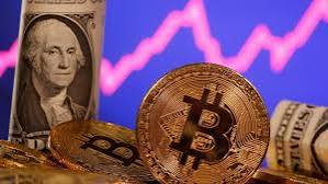 صدمة في سوق العملات الرقمية: بيتكوين تهوي إلى 112 ألف دولار وتصفية مليار دولار من الصفقات الطويلة!