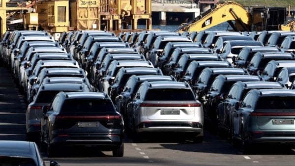 ارتفاع ضعيف لمبيعات التجزئة الأمريكية وسط انتهاء الإعفاءات الضريبية للسيارات الكهربائية