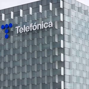 تليفونيكا تعتزم تسريح أكثر من 5 آلاف موظف في إسبانيا ضمن خطة واسعة لخفض التكاليف
