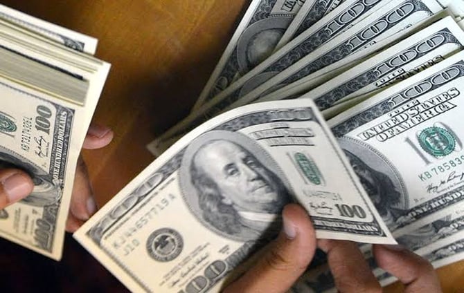الدولار يصعد مقابل العملات الأخرى عقب توقعات برفع المركزي الأمريكي لمعدل الفائدة خلال الاجتماعات المقبلة