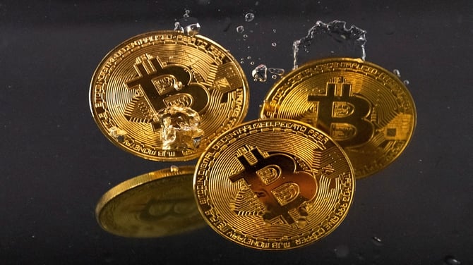 سوق الكريبتو يتعافى مدعومًا بارتفاع "بيتكوين"