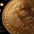 البيتكوين تحلّق فوق 122 ألف دولار والإيثريوم تكسر 4,700 في سباق صعودي تاريخي للعملات المشفّرة