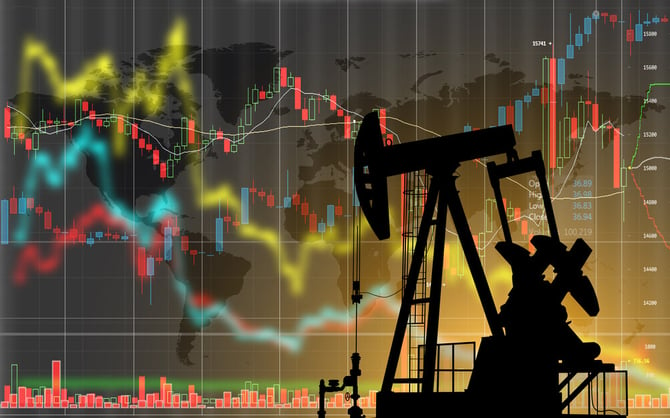 النفط يستقر بعد هبوطه مع خفض التصنيف الائتماني الأمريكي وسط دعم مخاوف العرض