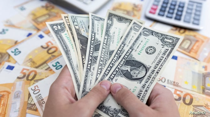 الدولار يرتفع بشكل هامشي خلال تعاملات اليوم.. واليورو يبقى مستقراً