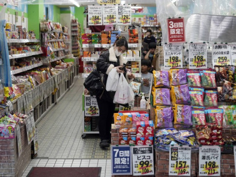 نمو مبيعات التجزئة اليابانية يتباطأ في ديسمبر بأقل من التوقعات