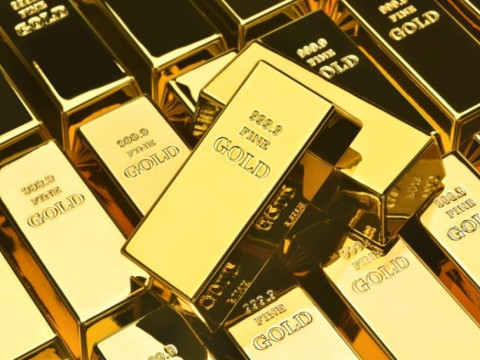 الذهب يسجل انخفاضاً ويتجه لتسجيل أكبر خسارة منذ يونيو 2021