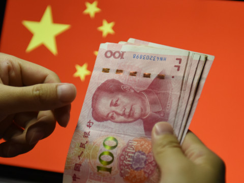 اليوان الصيني يهبط وسط ترق اجتماعات البنوك المركزية العالمية