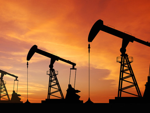 النفط يستقر عند أعلى مستوى له في أربعة أشهر نتيجة تخفيضات أوبك +