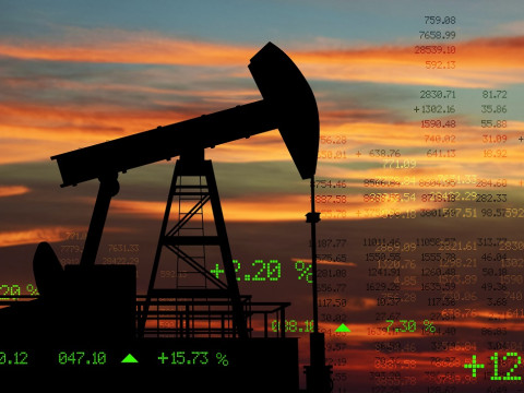 النفط يتداول بالقرب من أعلى مستوى له في ثلاثة أشهر وسط علامات على تقلص العرض