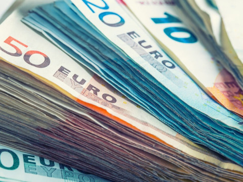 اليورو يوسع خسائره مسجلًا أدنى مستوياته في خمسة أشهر