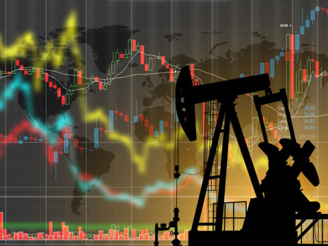 النفط يواصل التراجع وسط مخاوف من رفع أسعار الفائدة وتدفقات الخام الروسي