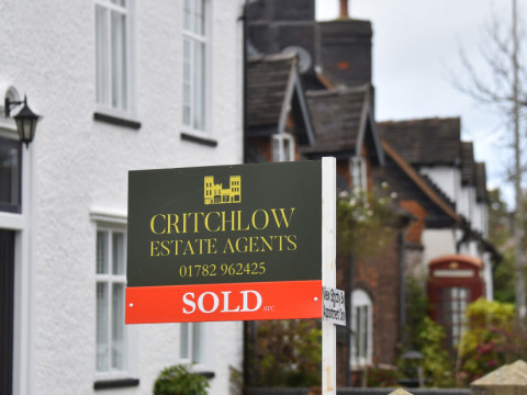 أسعار المنازل في المملكة المتحدة تنخفض لأدنى مستوياتها في 14 عاماً