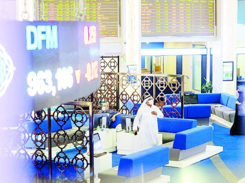سوق "أبوظبي" يتراجع بـ 0.7% و"دبي" يهبط بـ 0.1%