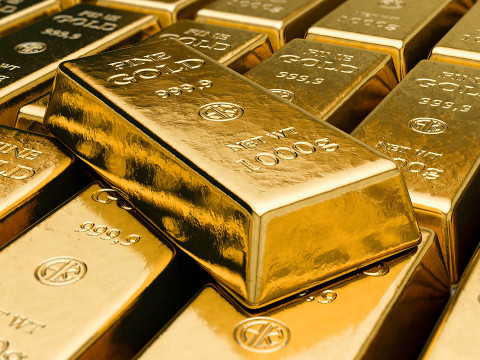 الذهب يسجل انخفاضاً ويقترب من أدنى مستوياته منذ مارس الماضي