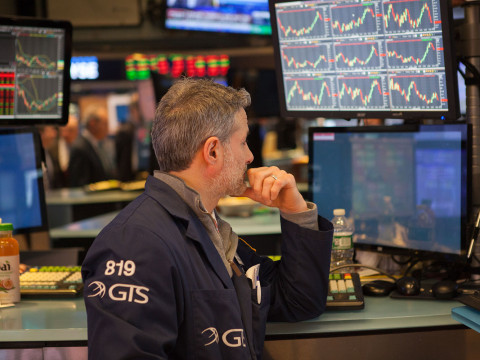 الأسهم الأمريكية تتراجع عقب صدور البيانات الاقتصادية المفضلة للفيدرالي
