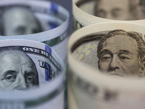 الين الياباني يقفز أمام الدولار قبيل بيانات التضخم الأمريكية