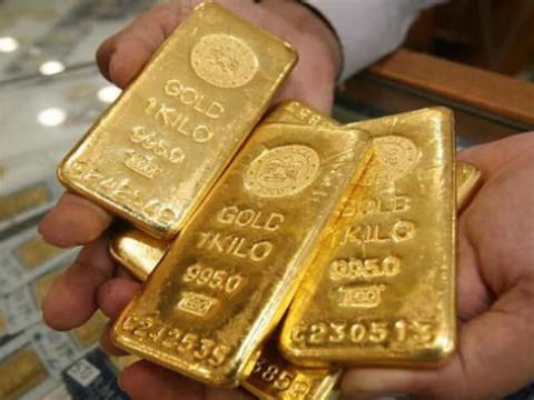 الذهب يسجل ارتفاعاً تزامناً مع تراجع الدولار وتزايد التوترات في منطقة الشرق الأوسط