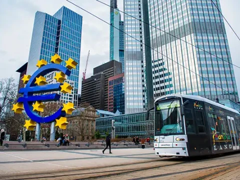 مصادر من المركزي الأوروبي: البنك بعيد تماماً عن اقتراب نهاية زيادة الفائدة في الوقت الحالي