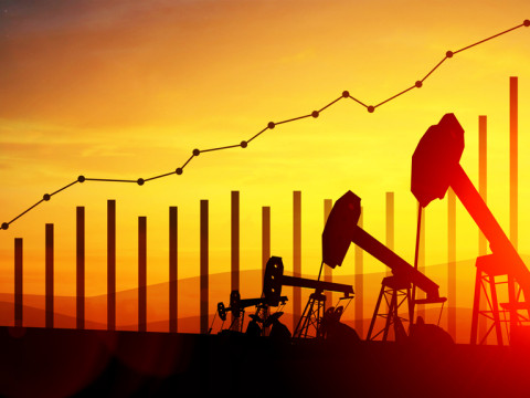 النفط يغلق في المنطقة الإيجابية ويحقق مكاسب للأسبوع الثالث على التوالي