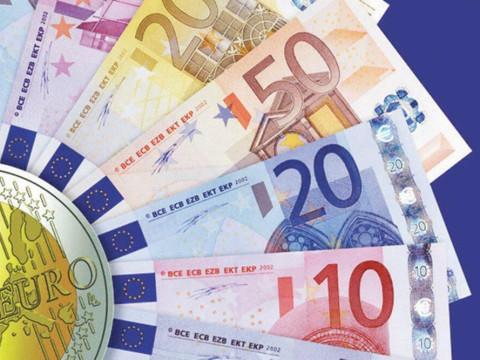 اليورو يواصل الهبوط وسط ترقب بيانات التضخم الرئيسية بأوروبا