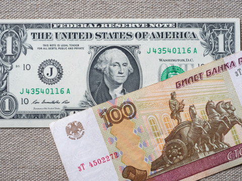 الروبل الروسي يرتفع أمام الدولار الأمريكي مع اقتراب عام  المتقلب2022من نهايته