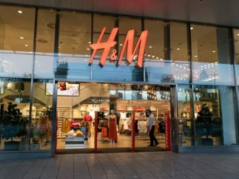شركة H&M لتجارة التجزئة للأزياء تحقق أرباحًا مفاجئة من ديسمبر إلى فبراير